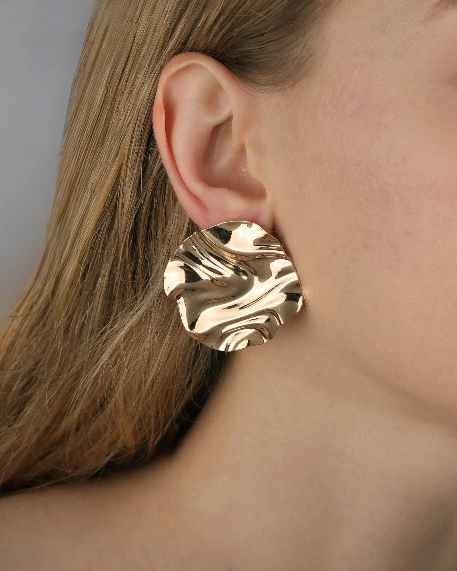 Round Wavy Studs